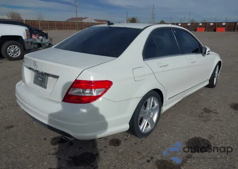 2010 Mercedes-Benz C 300 Luxury/Sport z USA, uszkodzony, nr VIN WDDGF5EB1AF425669